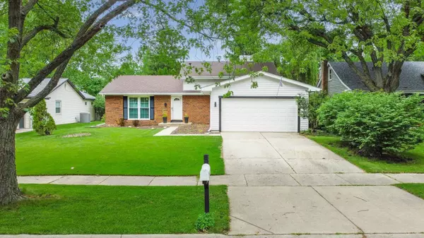 1365 Sunnybrook Drive, Naperville, IL 60540