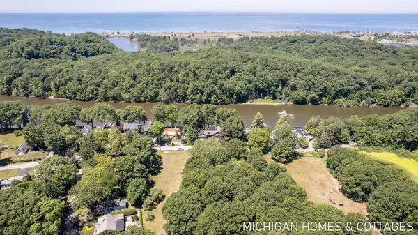 3430 Riverside Drive, Saugatuck, MI 49453