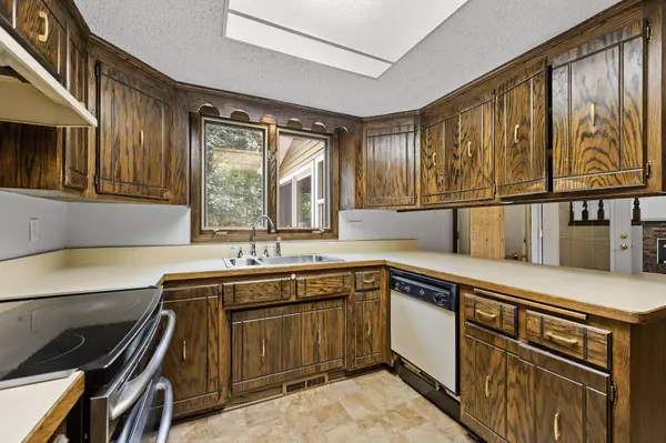 540 Heinel DR, Roseville, MN 55113