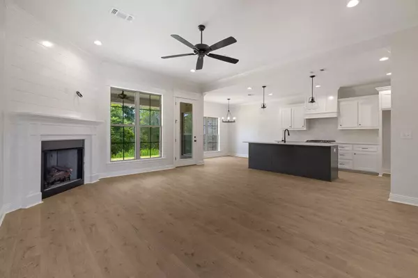 35 Dora Ln, Hattiesburg, MS 39402