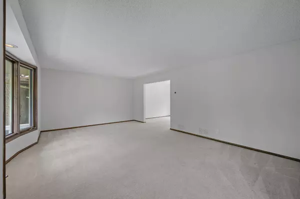 540 Heinel DR, Roseville, MN 55113