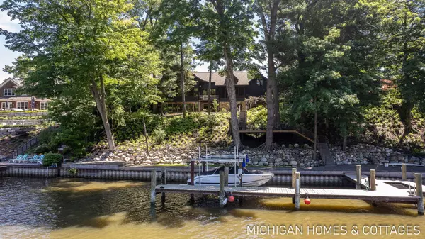 3430 Riverside Drive, Saugatuck, MI 49453