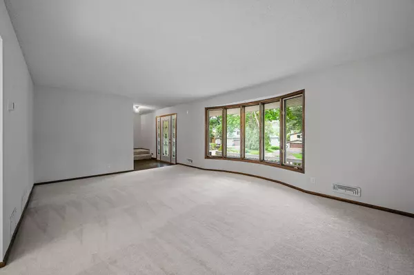 540 Heinel DR, Roseville, MN 55113