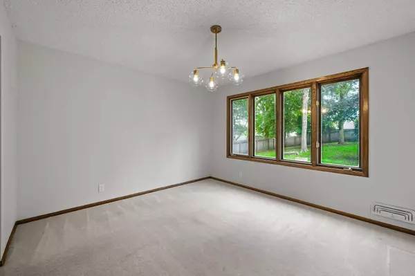 540 Heinel DR, Roseville, MN 55113