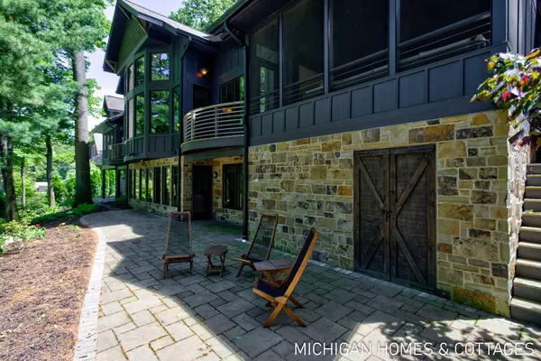 3430 Riverside Drive, Saugatuck, MI 49453