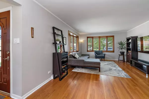 8828 Olcott AVE, Morton Grove, IL 60053