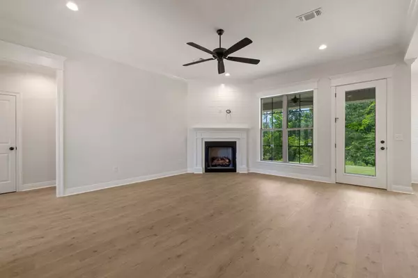 35 Dora Ln, Hattiesburg, MS 39402