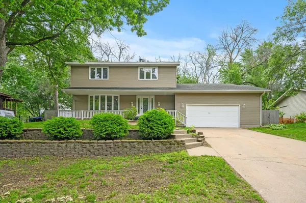 540 Heinel DR, Roseville, MN 55113