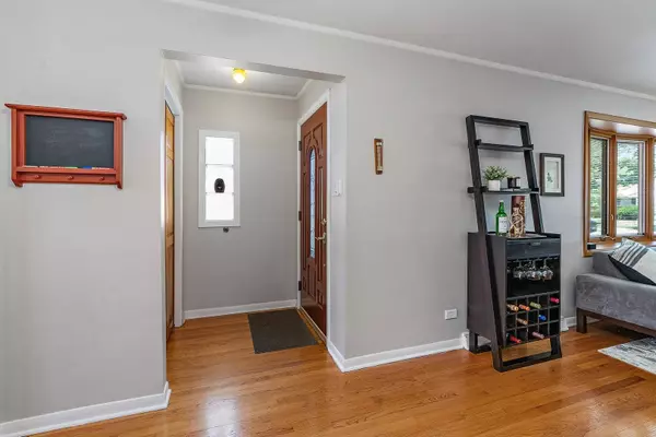 8828 Olcott AVE, Morton Grove, IL 60053