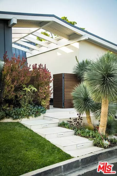 10829 Alta View Dr, Studio City, CA 91604