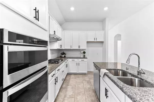 3257 Lakewood Bluffs Trail, Lewisville, TX 75010