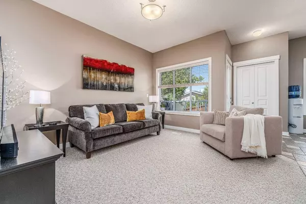 78 Cougartown CIR SW, Calgary, AB T3H 0A4