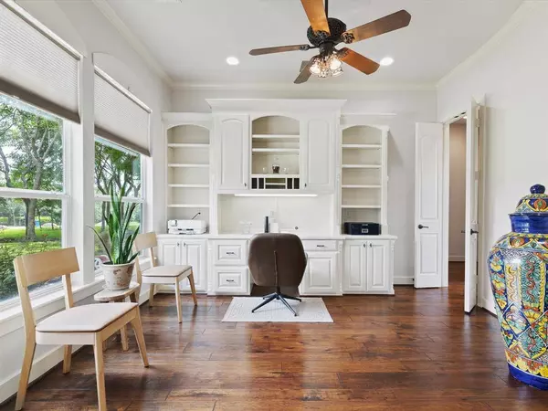 137 Crest Canyon Drive, Fort Worth, TX 76108