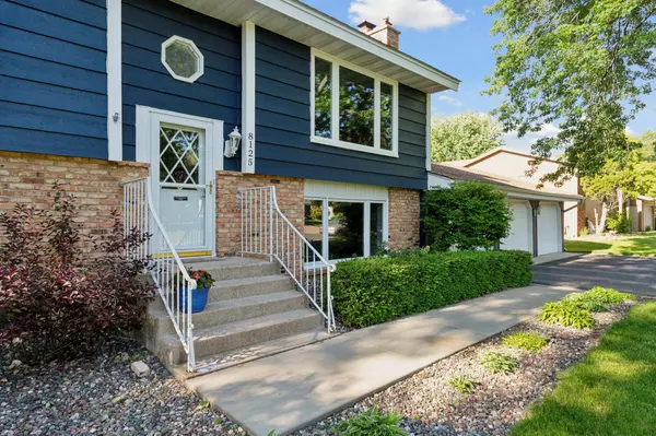 8125 Rhode Island CIR, Bloomington, MN 55438