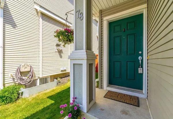 78 Cougartown CIR SW, Calgary, AB T3H 0A4