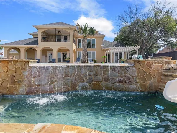 137 Crest Canyon Drive, Fort Worth, TX 76108