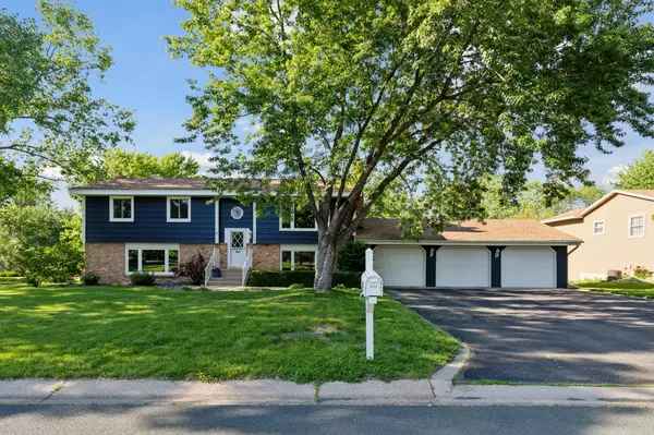 8125 Rhode Island CIR, Bloomington, MN 55438