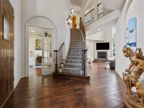 137 Crest Canyon Drive, Fort Worth, TX 76108