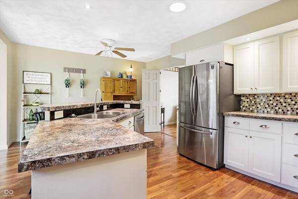 695 Mulberry ST, Zionsville, IN 46077