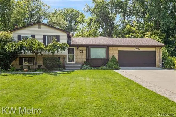 26105 LA MUERA Street, Farmington Hills, MI 48334