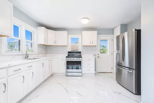 7824 Suburban LN, Bridgeview, IL 60455