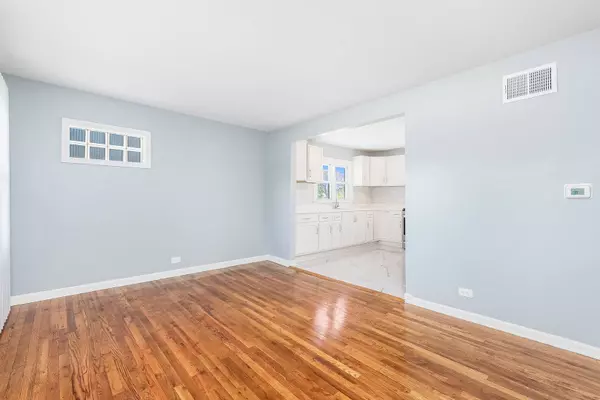 7824 Suburban LN, Bridgeview, IL 60455