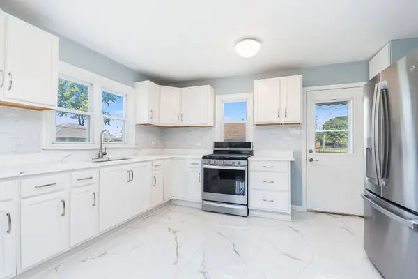 7824 Suburban LN, Bridgeview, IL 60455