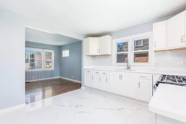 7824 Suburban LN, Bridgeview, IL 60455