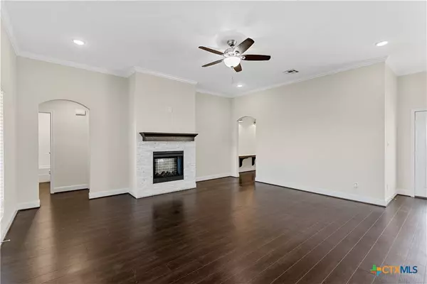 85 Grellhesl RD, West, TX 76691