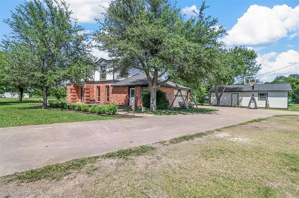 1107 S State Highway 121, Bonham, TX 75418