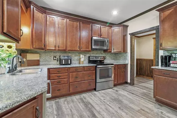 1107 S State Highway 121, Bonham, TX 75418