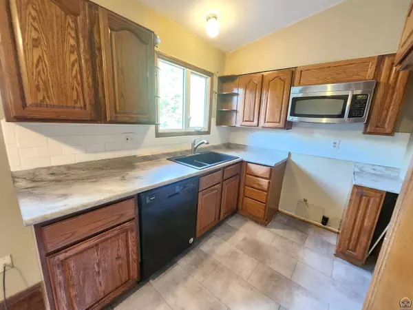 3200 SW Twilight DR, Topeka, KS 66614