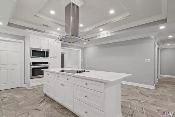 2028 S WOODCREST AVE, Denham Springs, LA 70726