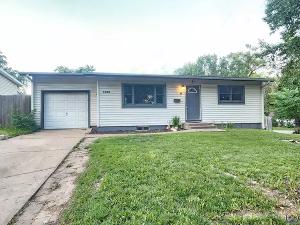 3200 SW Twilight DR, Topeka, KS 66614