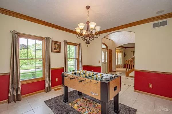 1104 Charter Pl, Centerville, OH 45458