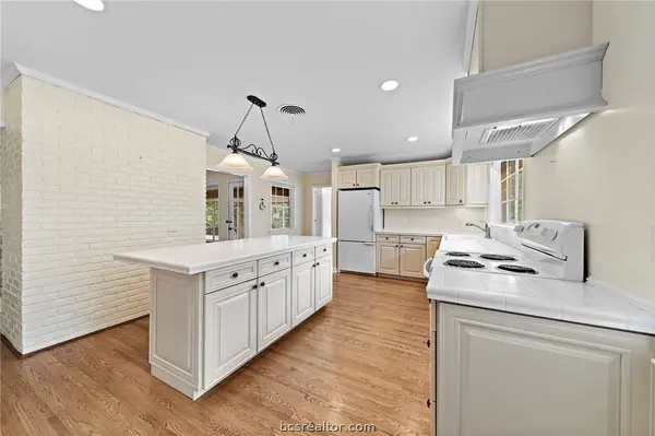 1602 Harrison RD, Brenham, TX 77833