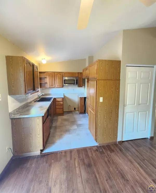 3200 SW Twilight DR, Topeka, KS 66614