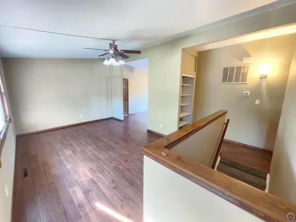 3200 SW Twilight DR, Topeka, KS 66614