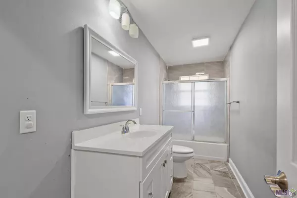 2028 S WOODCREST AVE, Denham Springs, LA 70726