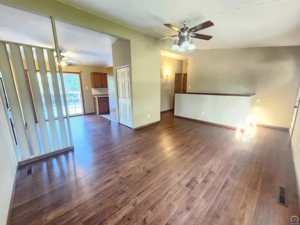 3200 SW Twilight DR, Topeka, KS 66614