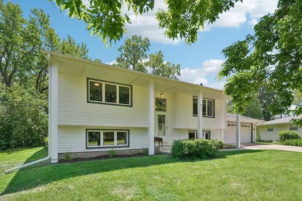 652 Iona LN, Roseville, MN 55113