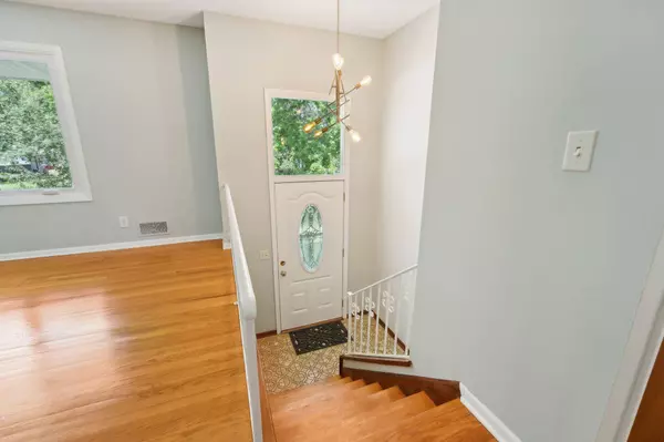 652 Iona LN, Roseville, MN 55113