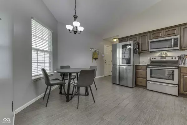 2015 Calvert CIR, Greenwood, IN 46143