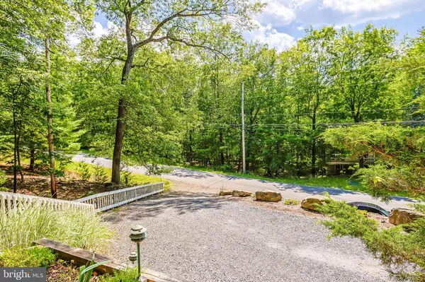 6463 DECKER ROAD, BUSHKILL, PA RD, Bushkill, PA 18324