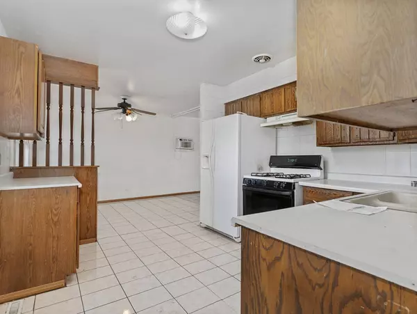 541 Lakelawn BLVD, Aurora, IL 60506