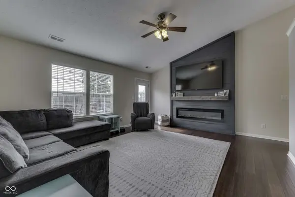 2015 Calvert CIR, Greenwood, IN 46143