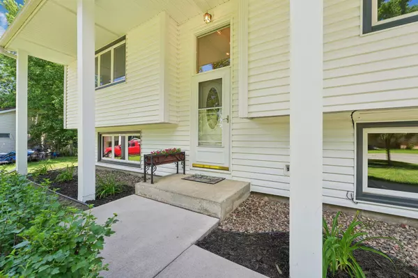 652 Iona LN, Roseville, MN 55113