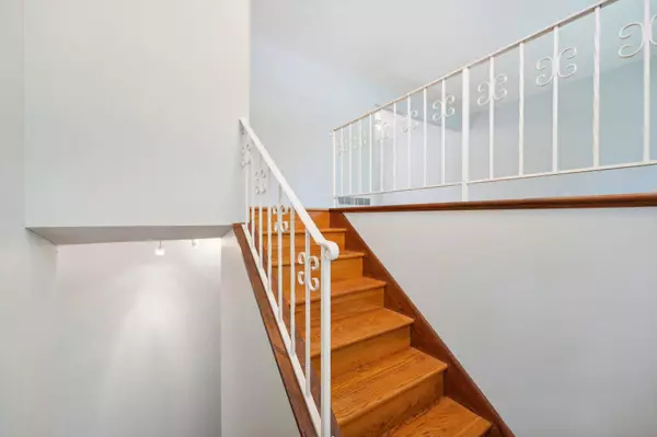 652 Iona LN, Roseville, MN 55113