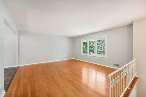 652 Iona LN, Roseville, MN 55113