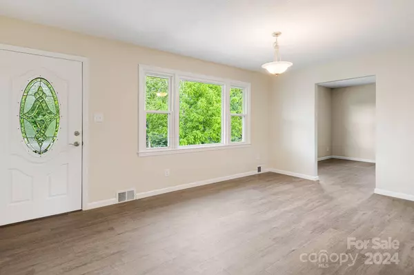 121 Edgewood RD S, Asheville, NC 28803